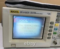 Affichage gâté d'un oscilloscope de stockage numérique à deux canaux Rigol DS5102CA 100 MHz.