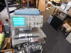 Oscilloscope de stockage numérique Tektronix 2221 avec accessoires. Sonde non incluse.