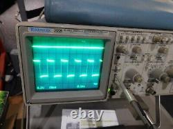 Oscilloscope de stockage numérique Tektronix 2221 avec accessoires. Sonde non incluse.