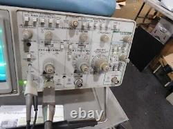 Oscilloscope de stockage numérique Tektronix 2221 avec accessoires. Sonde non incluse.