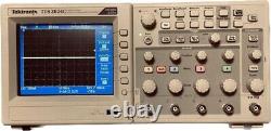 Oscilloscope de stockage numérique à quatre canaux Tektronix TDS2024C 200MHz - Utilisé et fonctionnel